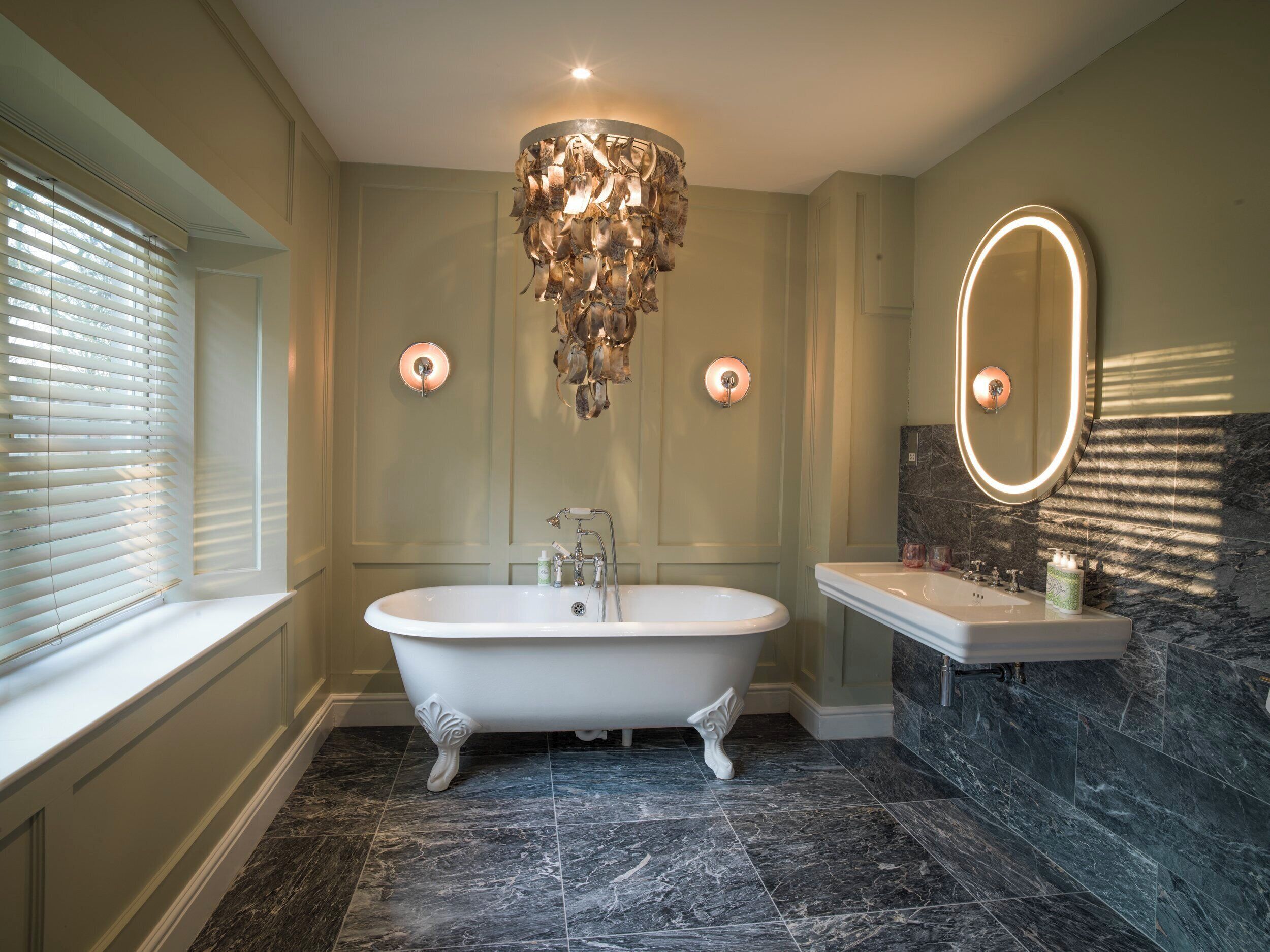 Deep-soaking bathtub