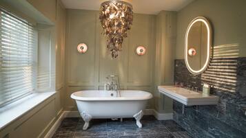 Deep-soaking bathtub
