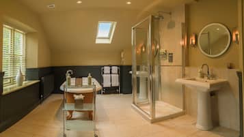 Junior Suite | Bathroom | Designer toiletries, hair dryer, bathrobes, slippers