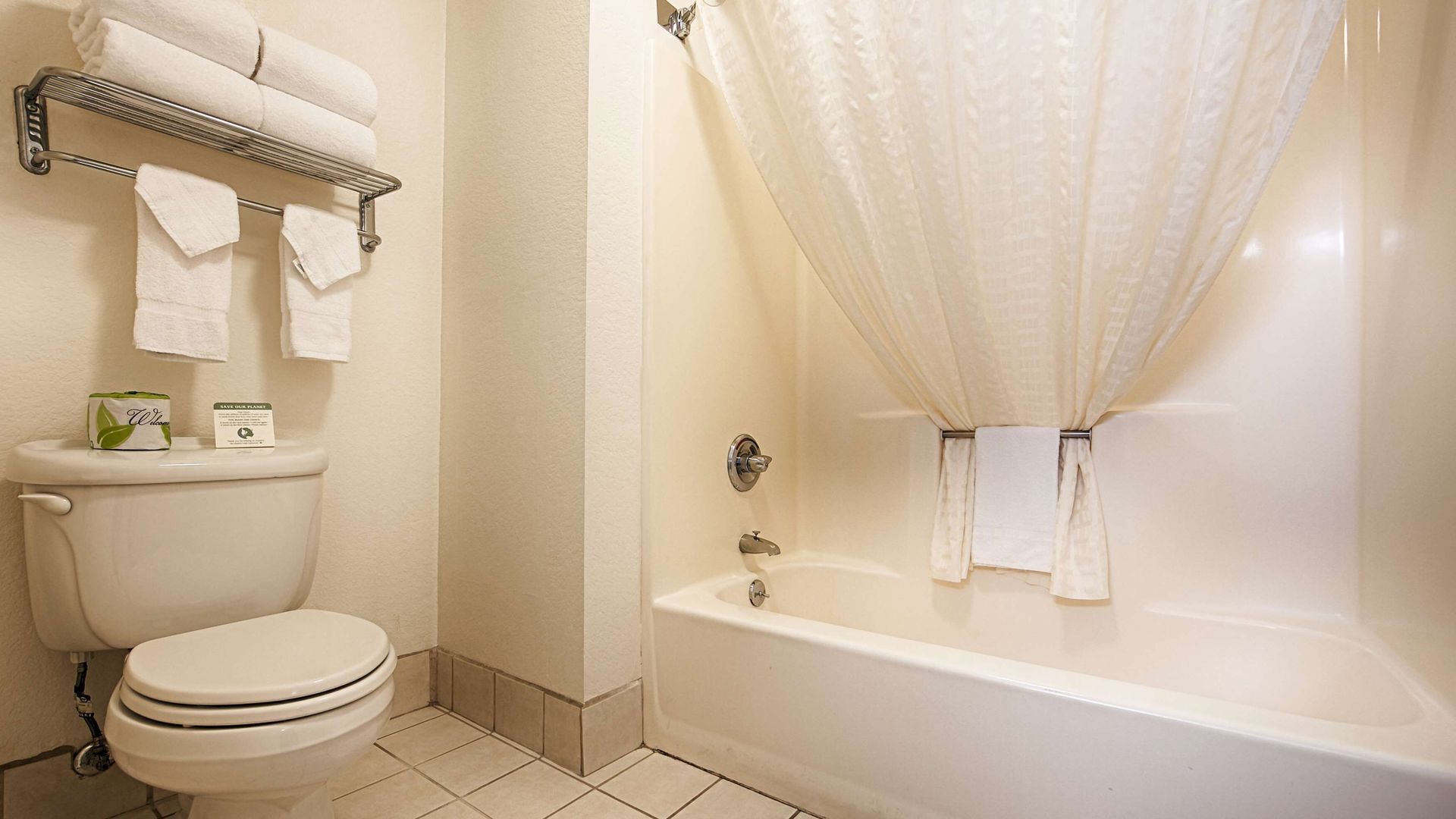 Baño | Tina con regadera, amenidades de baño ecológicas, secadora de cabello 