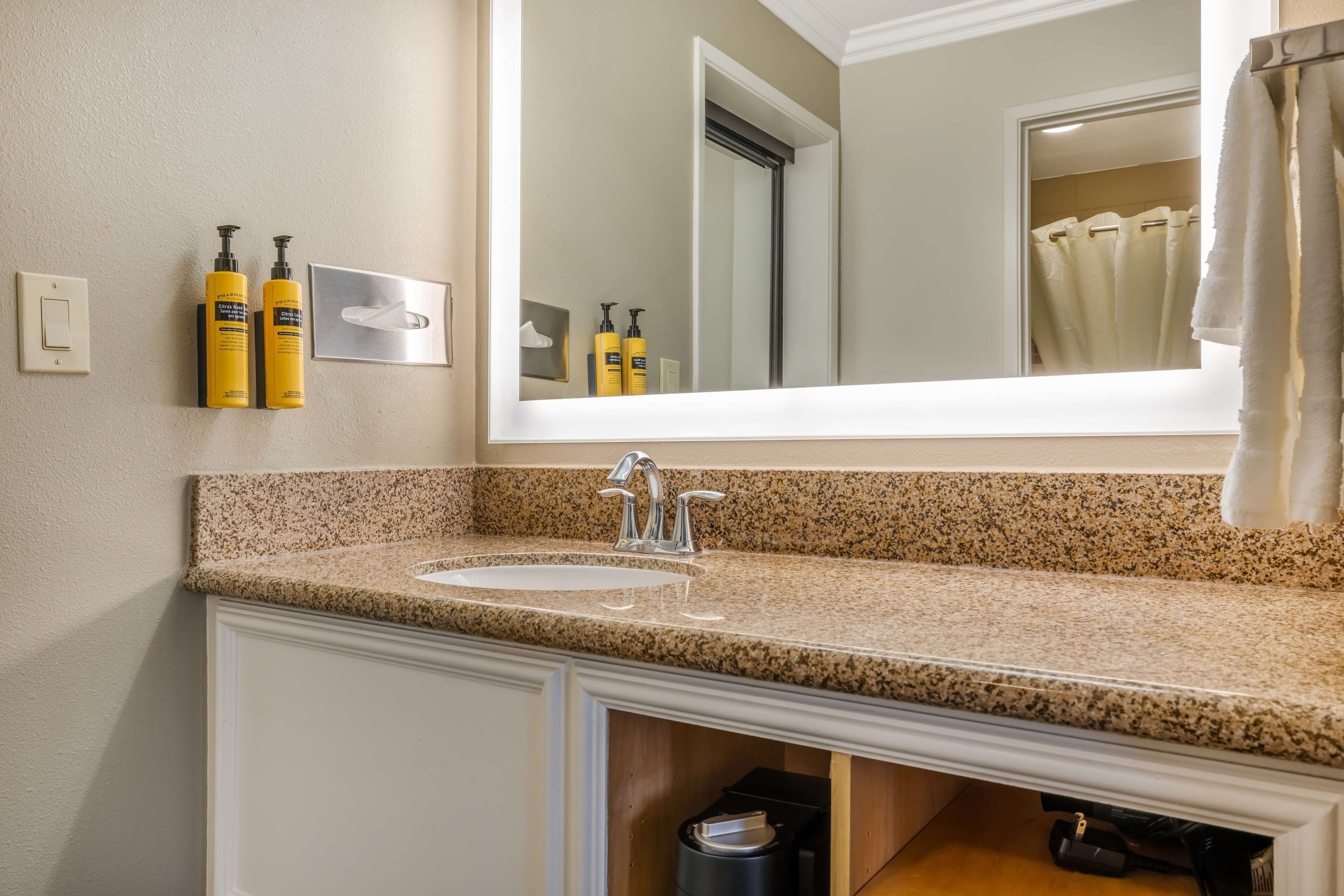 combined shower/bathtub, eco-friendly toiletries, hair dryer, towels