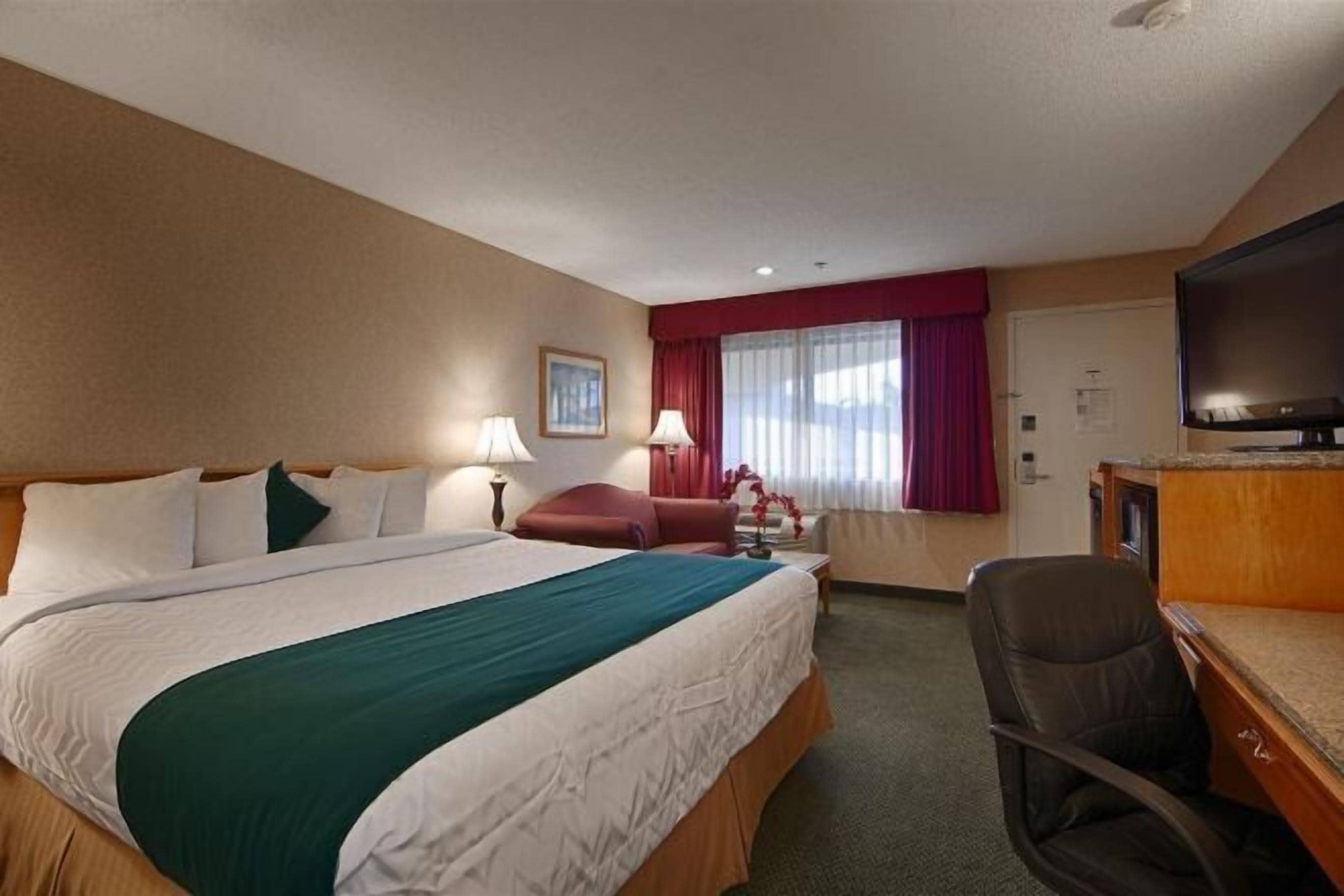 Desk, iron/ironing board, free cribs/infant beds, free WiFi