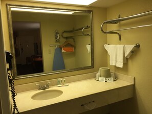 Kombinert dusj/badekar, hårføner og håndklær