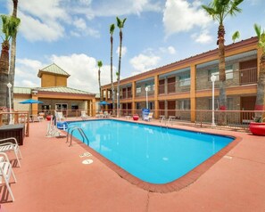 Outdoor pool - Econo Lodge Inn & Suites Eagle Pass (Eagle Pass)