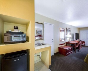 Suite, 1 King Bed with Sofa bed, Non Smoking | Egyptian cotton sheets, premium bedding, pillowtop beds, blackout drapes