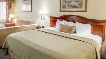 Suíte, 1 cama King e sofá-cama, para não fumantes | Roupas de cama de algodão egípcio, roupas de cama premium