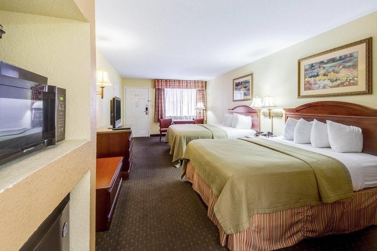 Egyptian cotton sheets, premium bedding, pillowtop beds, blackout drapes