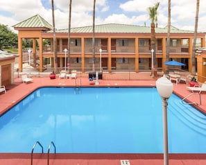 Una piscina al aire libre