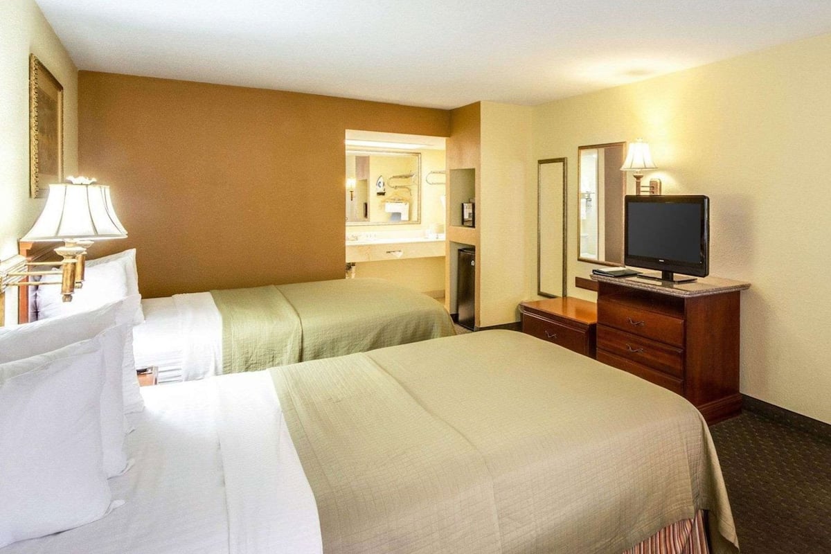Egyptian cotton sheets, premium bedding, pillowtop beds, blackout drapes
