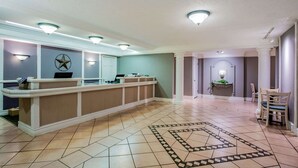 Un espace d’accueil avec un comptoir, une décoration en forme d’étoile et un sol à motifs.