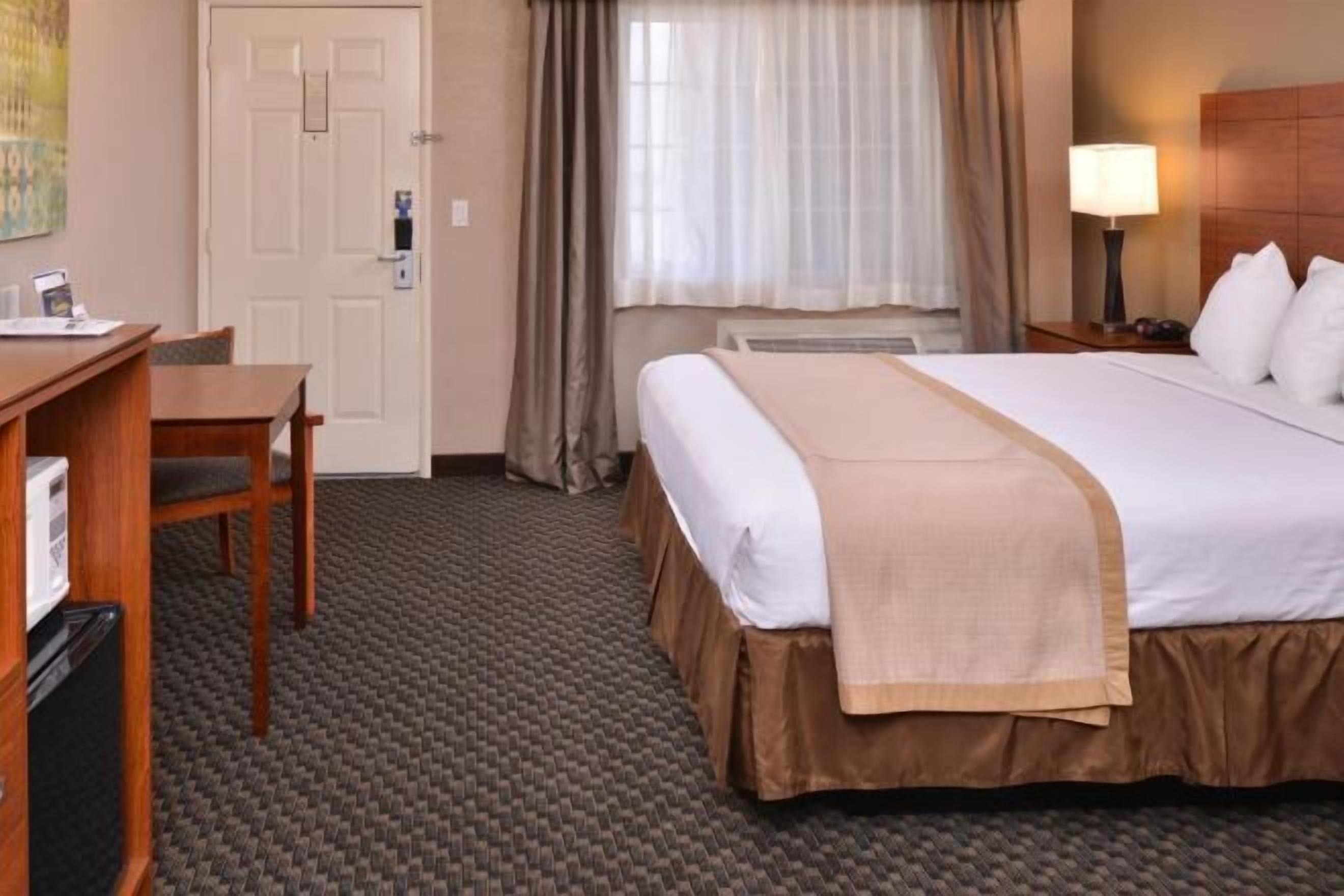 Tabla de planchar con plancha, wifi gratis y ropa de cama 