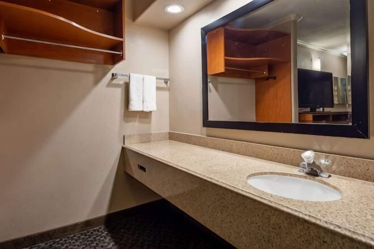 Bathroom | Free toiletries, hair dryer, towels, soap