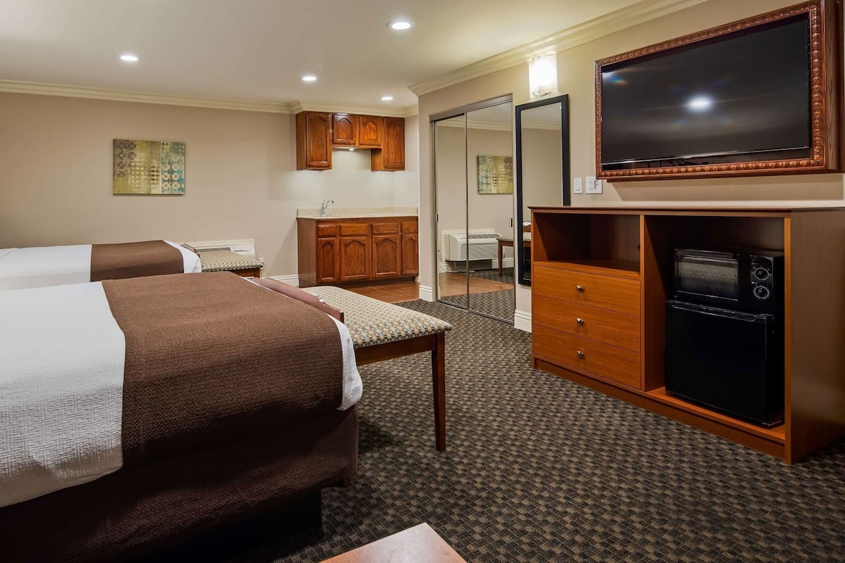 Iron/ironing board, free WiFi, bed sheets