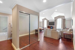 Suite, 1 King Bed, Non Smoking, Jetted Tub