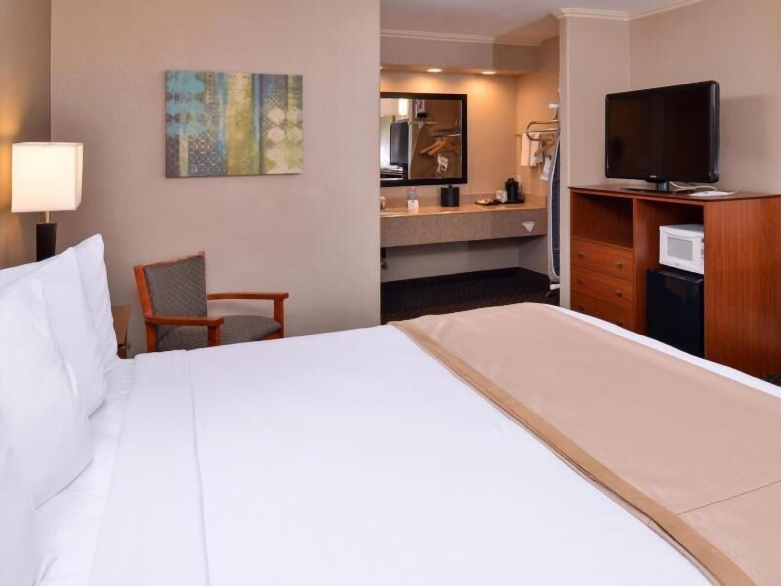 Iron/ironing board, free WiFi, bed sheets