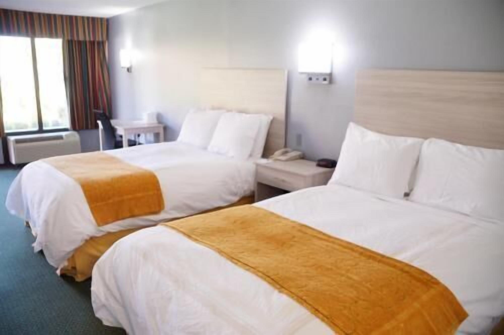 Premium bedding, in-room safe, desk, laptop workspace