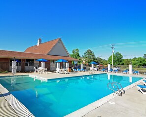 Piscine extérieure en saison, chaises longues