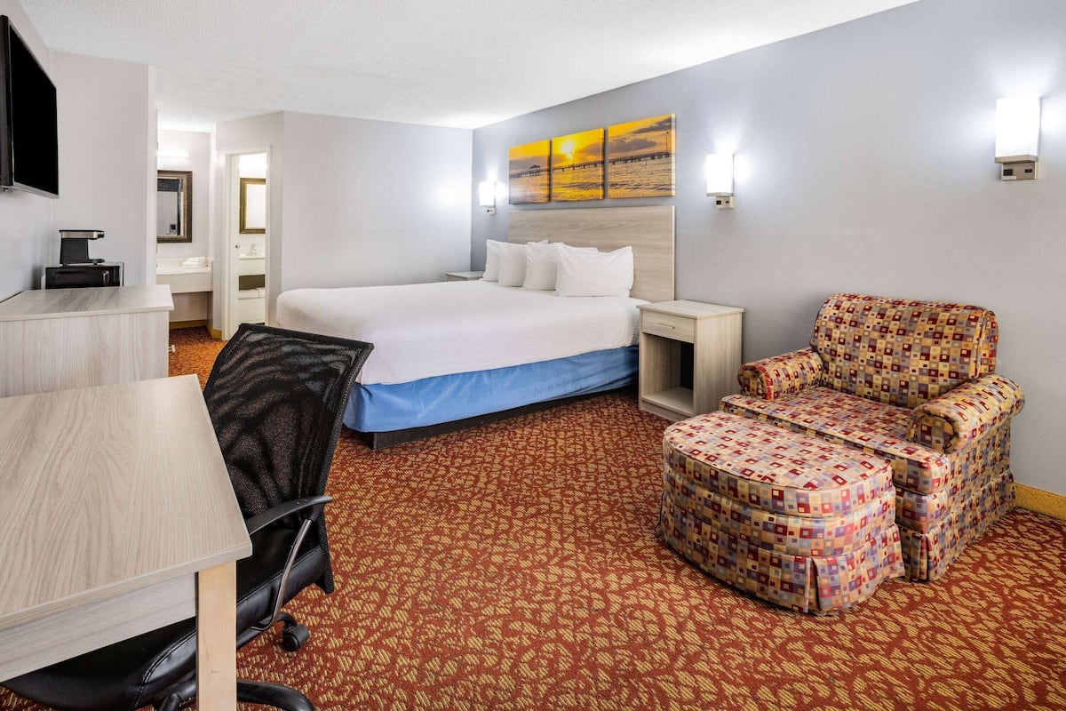 Room, 1 King Bed, Non Smoking | Premium bedding, in-room safe, desk, laptop workspace