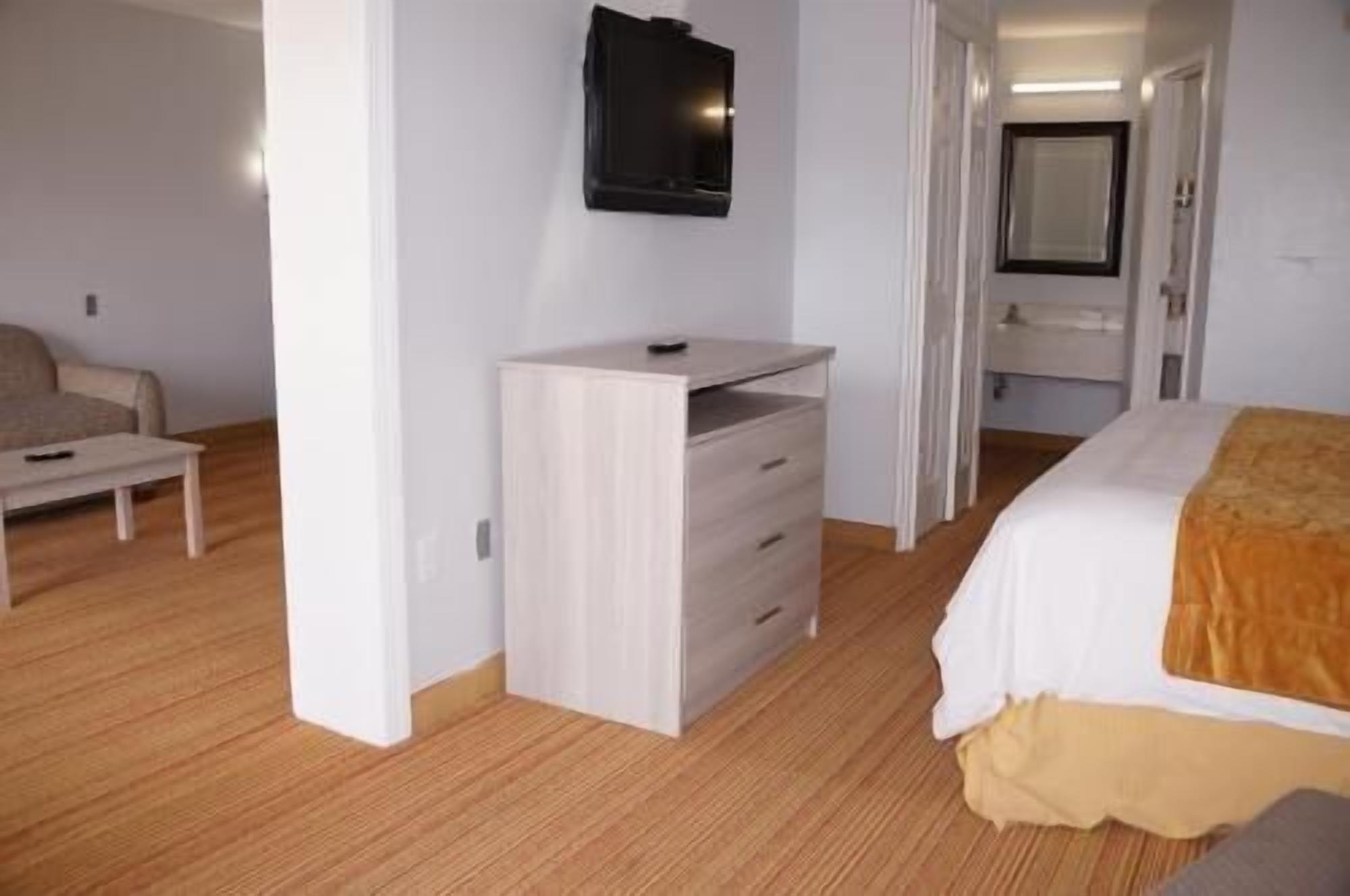 Premium bedding, in-room safe, desk, laptop workspace