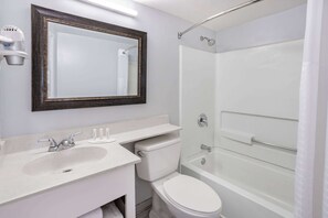 Ensemble douche/baignoire, articles de toilette gratuits, sèche-cheveux