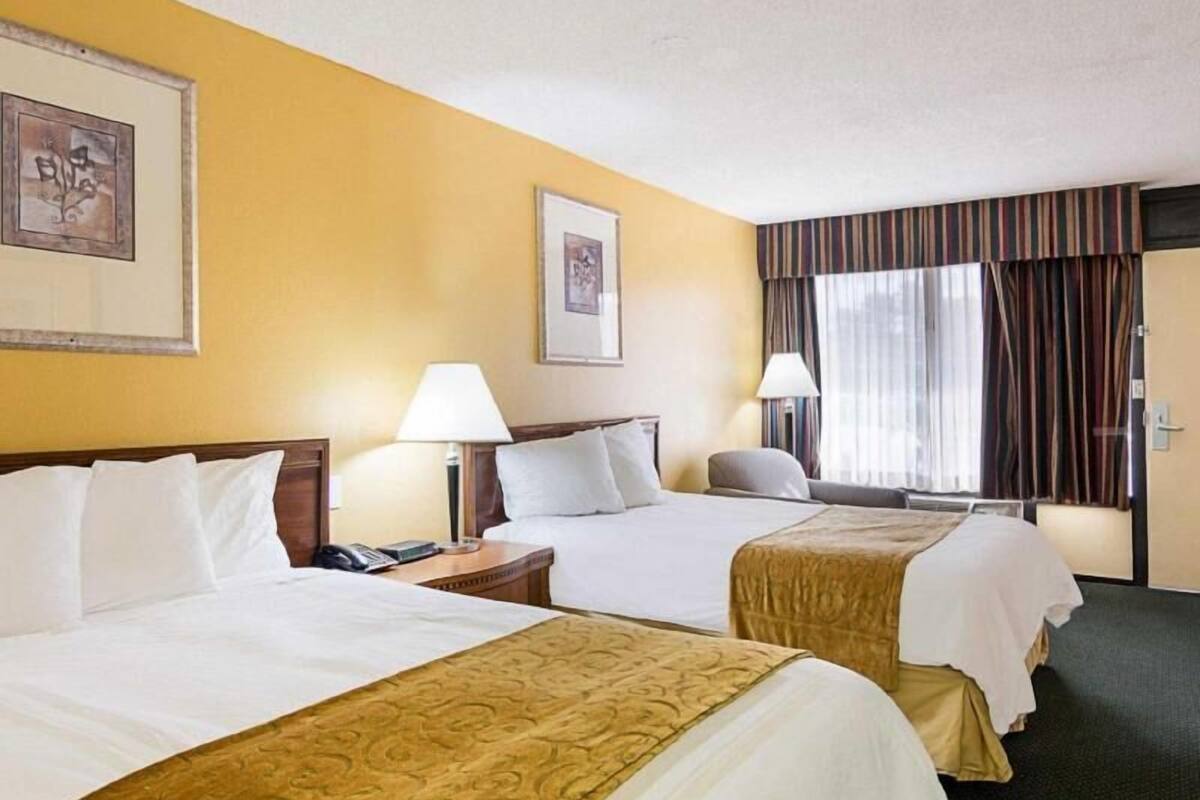 Premium bedding, in-room safe, desk, laptop workspace