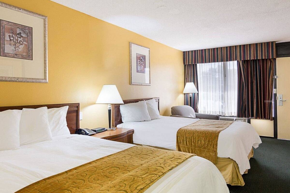 Premium bedding, in-room safe, desk, laptop workspace