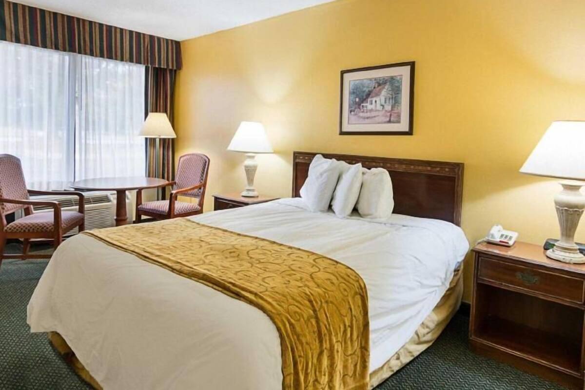 Premium bedding, in-room safe, desk, laptop workspace