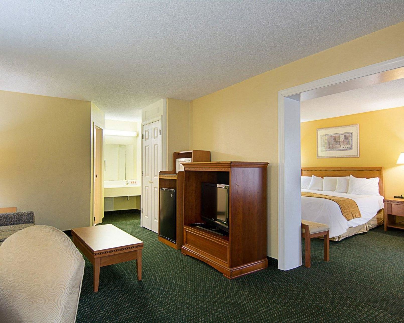 Premium bedding, in-room safe, desk, laptop workspace