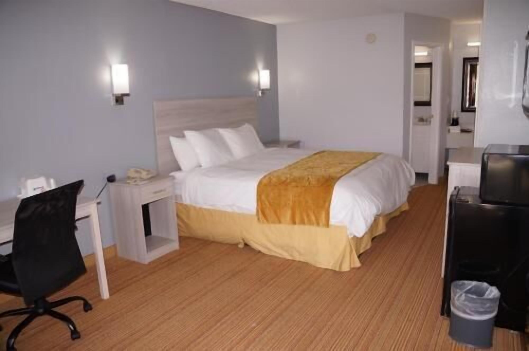 Premium bedding, in-room safe, desk, laptop workspace