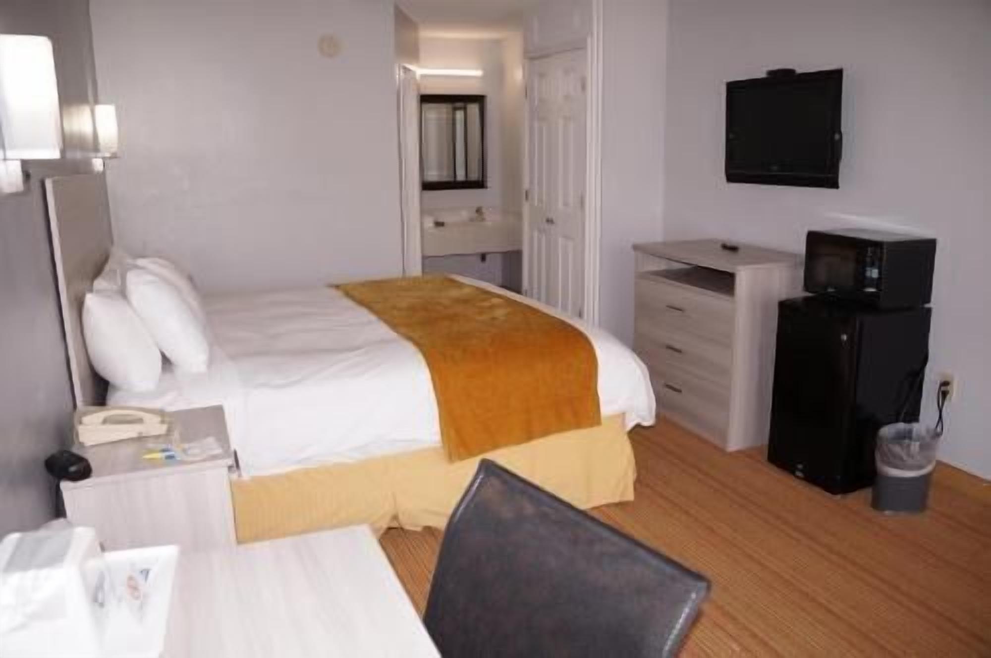 Premium bedding, in-room safe, desk, laptop workspace