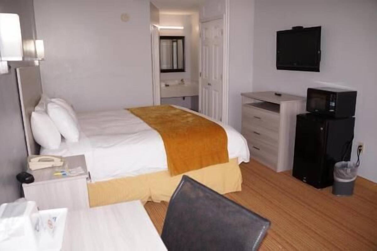 Premium bedding, in-room safe, desk, laptop workspace