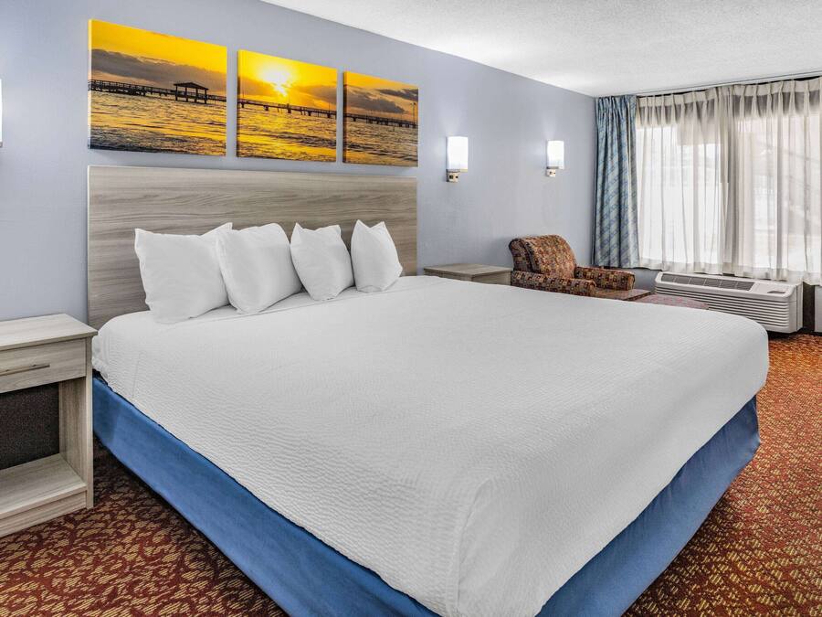 Premium bedding, in-room safe, desk, laptop workspace