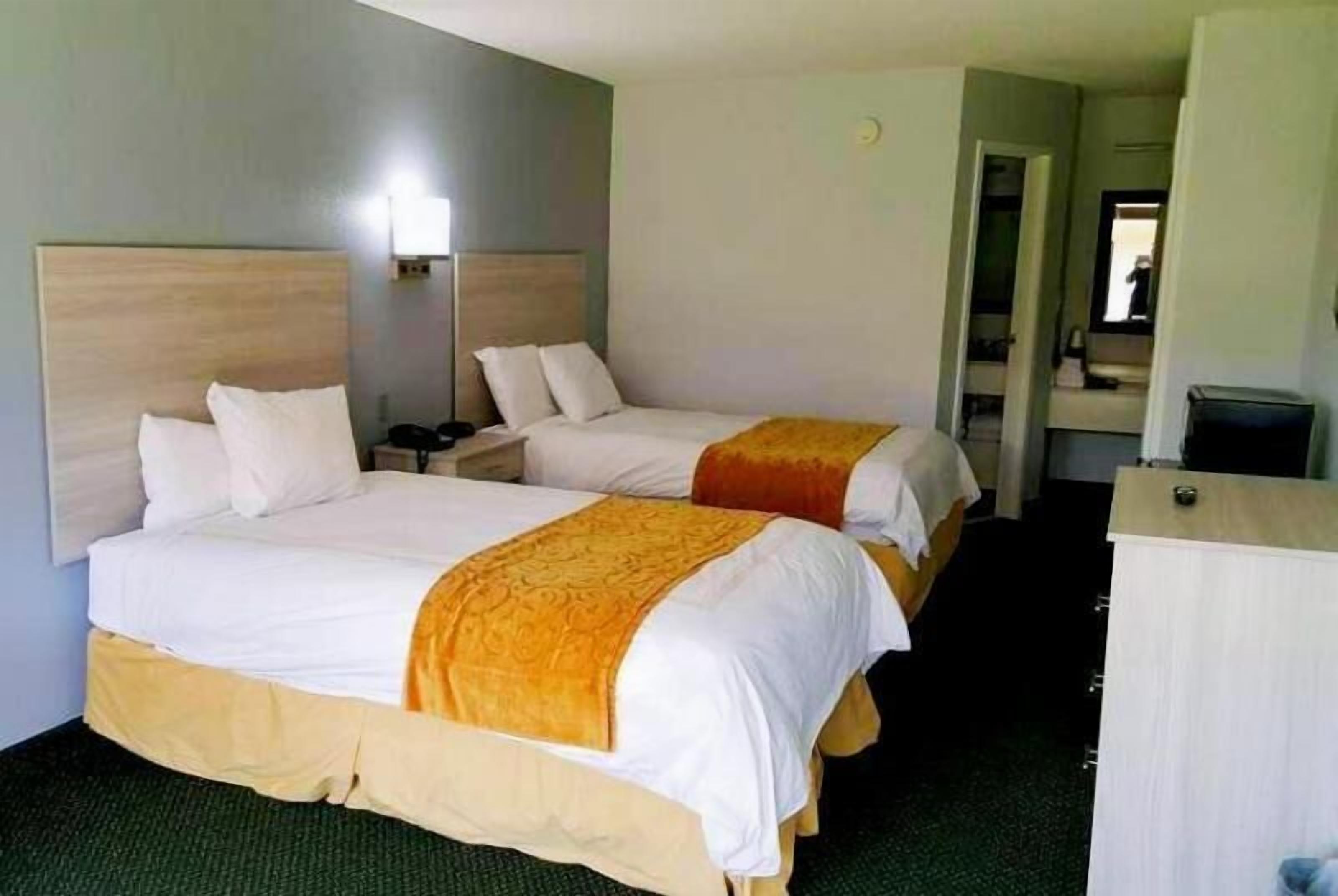 Premium bedding, in-room safe, desk, laptop workspace