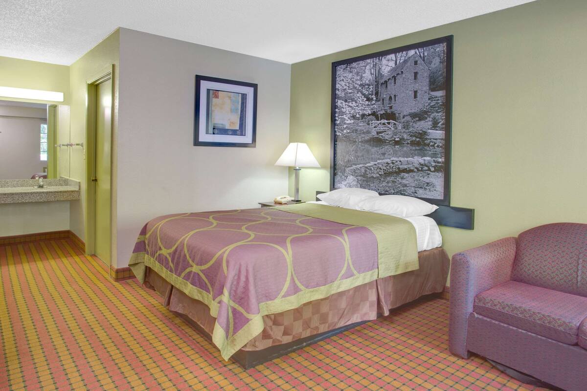 Schreibtisch, Bügeleisen/Bügelbrett, kostenlose Babybetten