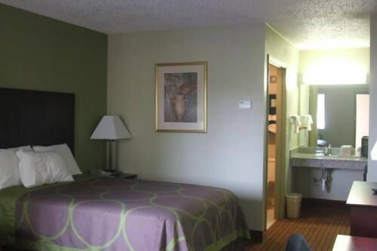 Schreibtisch, Bügeleisen/Bügelbrett, kostenlose Babybetten