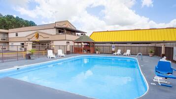 Una piscina al aire libre de temporada