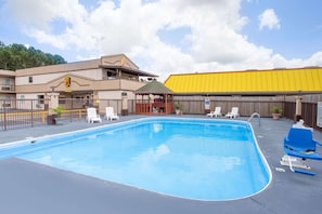 Piscine extérieure en saison