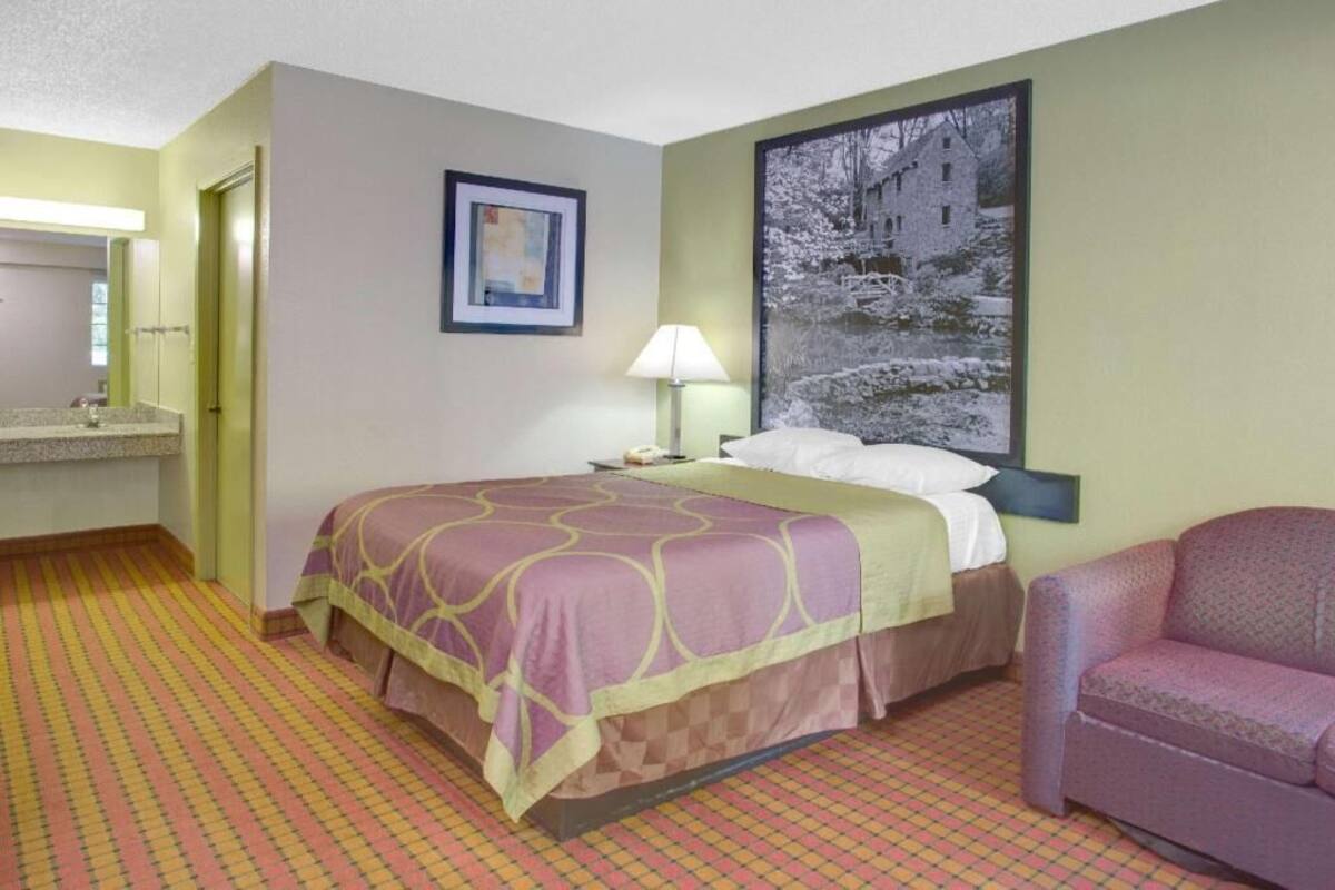 Schreibtisch, Bügeleisen/Bügelbrett, kostenlose Babybetten