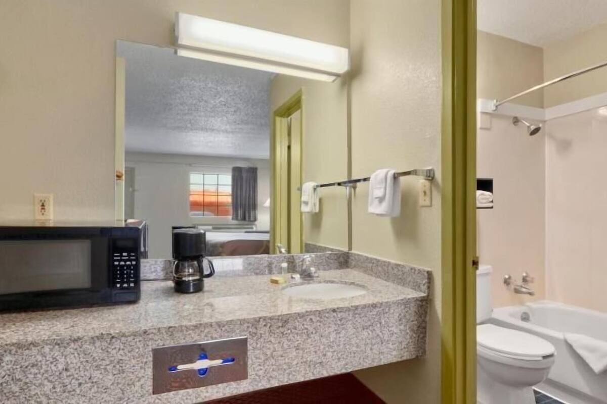 Badezimmer | Duschwanne, kostenlose Toilettenartikel, Haartrockner, Handtücher