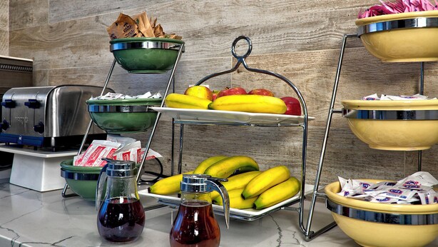Un taulell de cuina amb diversos aliments i aparells.
