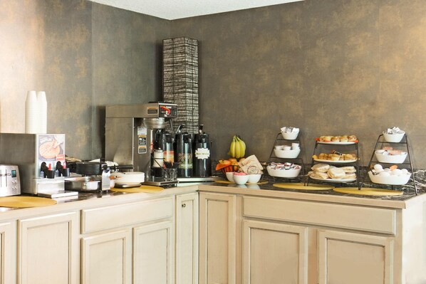 Breakfast area - Travelodge by Wyndham East Portland/Gresham (Wood Village)