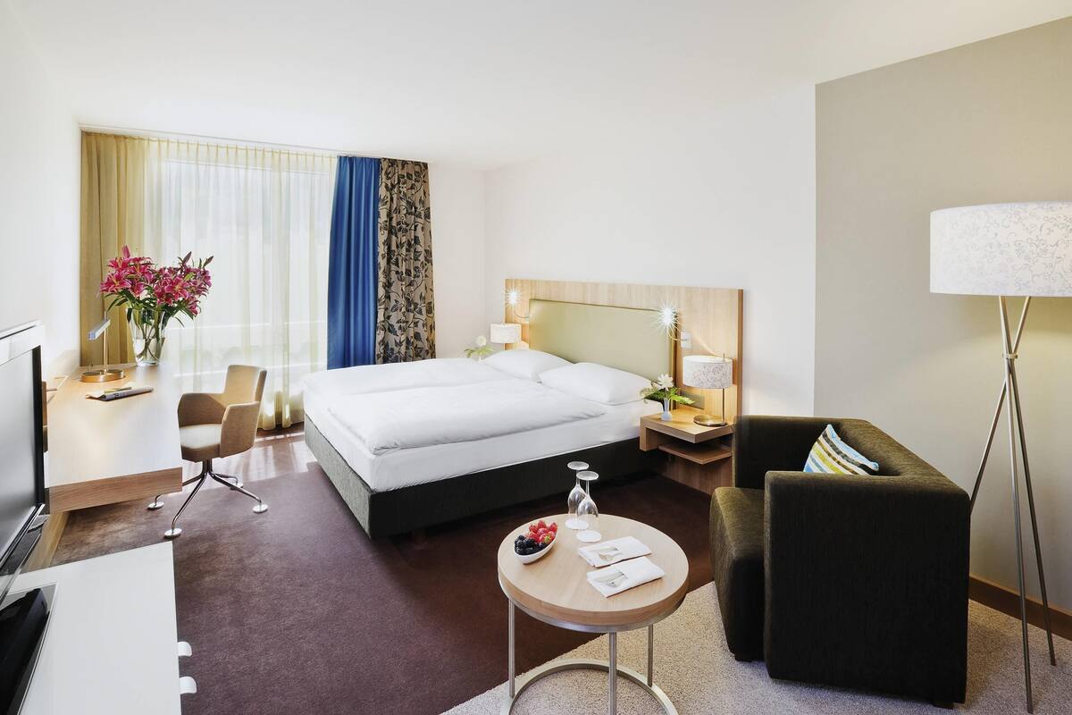 hypo-allergenic bedding, minibar, in-room safe, desk