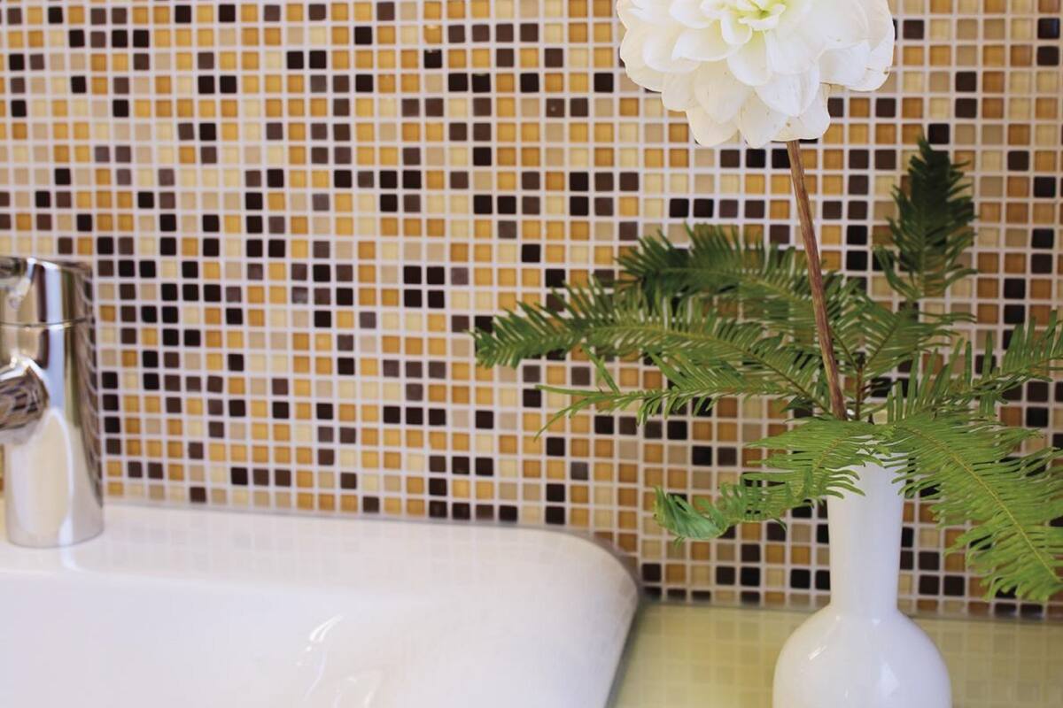 combined shower/bathtub, eco-friendly toiletries, hair dryer, towels