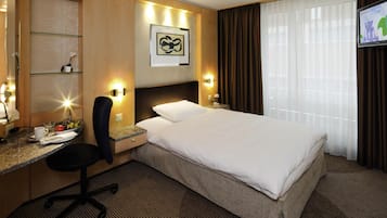 Classic-værelse - 1 queensize-seng | Allergivenligt sengetøj, minibar, pengeskab på værelset, skrivebord