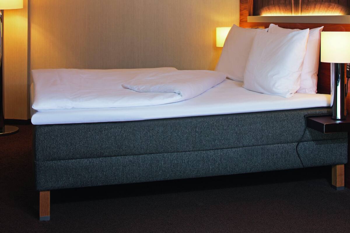 classic room, 1 queen bed | hypo-allergenic bedding, minibar, in-room safe, desk