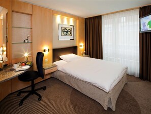 Allergikerbettwaren, Minibar, Zimmersafe, Schreibtisch