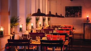 Der serveres frokost og aftensmad