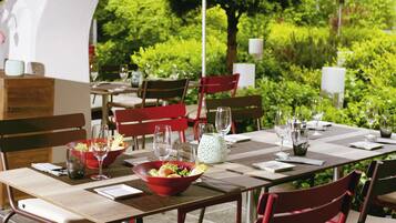 Lunch and dinner served