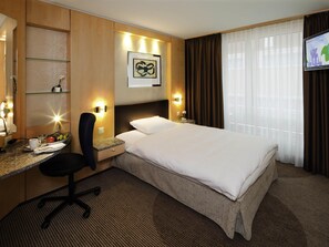 Classic Room, 1 Queen Bed | Hypo-allergenic bedding, minibar, in-room safe, desk