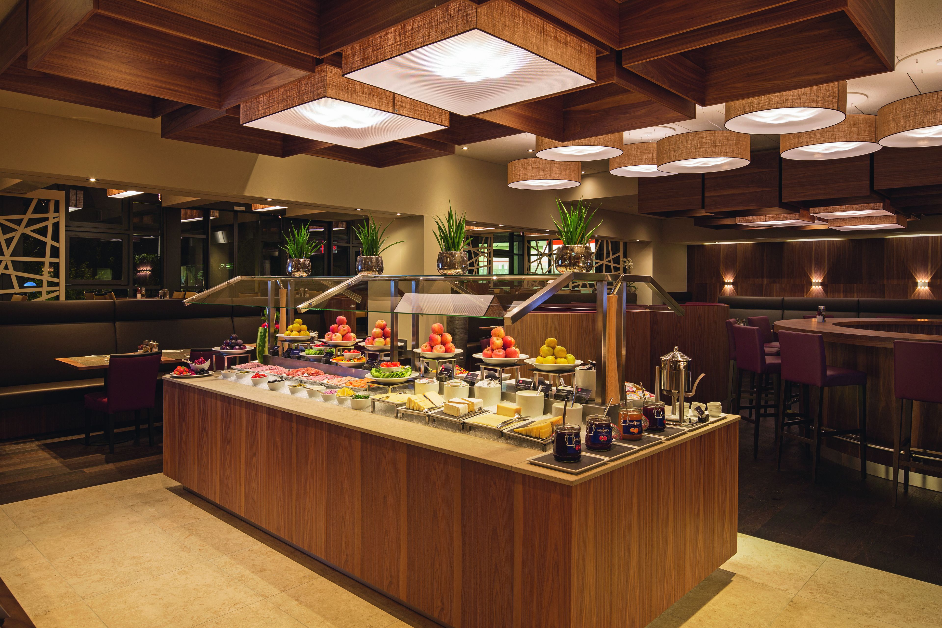 每日供应自助式早餐（每人 CHF 28.00）